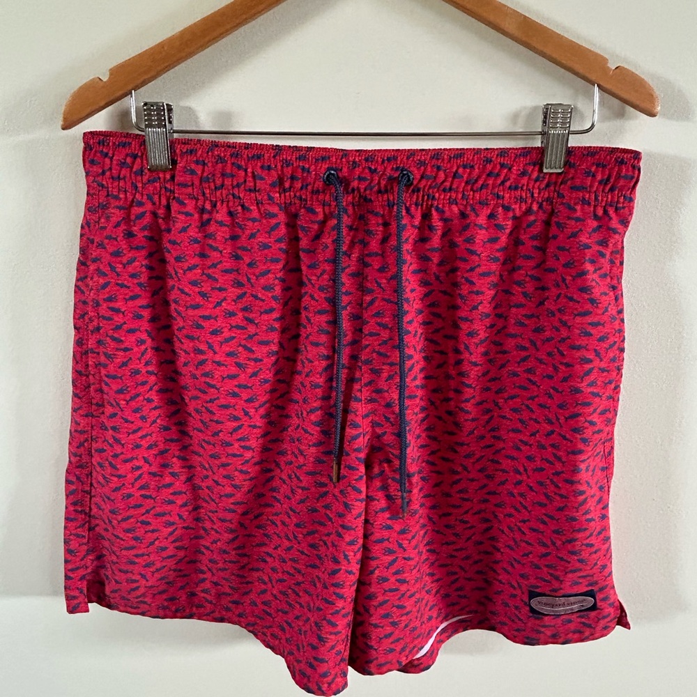 Vineyard Vines Red and Blue Shark Print Shorts mens medium